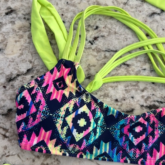 Medium and small bikini; no underwire; vibrant colors; cross cross back - Picture 3 of 6